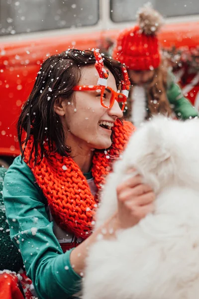 クリスマスと新年の冬休みシーズンの屋外を祝う女性の子供たち アクティブな子供たちが楽しい時間を一緒に過ごし Xmasバス近くで楽しい時間を過ごす 子供時代を楽しみながら最初の雪を楽しむ — ストック写真
