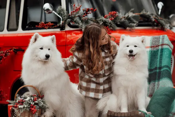 クリスマスと新年の冬休みシーズンの屋外を祝う女性の子供 子供の頃を楽しんでいるXmasバス近くの白いサモイド犬とオープンエアで楽しい時間を過ごす小さな女の子 — ストック写真