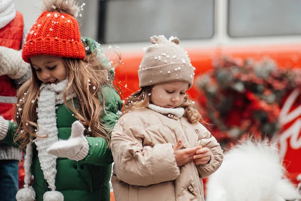 Θηλυκά Παιδιά Γιορτάζουν Χριστούγεννα Και Πρωτοχρονιά Χειμερινές Διακοπές Σεζόν Εξωτερική — Φωτογραφία Αρχείου
