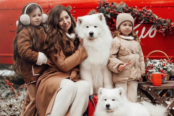 Szczęśliwa Rodzina Świętuje Boże Narodzenie Nowy Rok Sezon Zimowy Świeżym — Zdjęcie stockowe