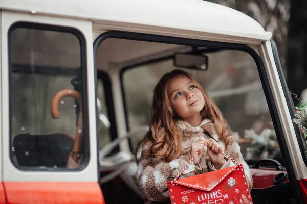在户外庆祝圣诞节和新年假期的女童 小女孩高兴地把信放在红色的信封里 等待着奇迹的出现 — 图库照片