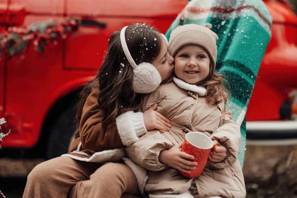 Μικρά Κορίτσια Γιορτάζουν Χριστούγεννα Και Νέο Έτος Χειμερινές Διακοπές Σεζόν — Φωτογραφία Αρχείου
