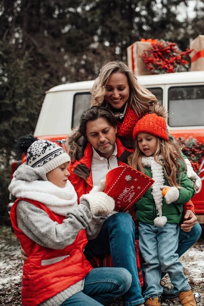 Ευτυχισμένη Οικογένεια Γιορτάζει Χριστούγεννα Και Πρωτοχρονιά Χειμερινές Διακοπές Σεζόν Εξωτερική — Φωτογραφία Αρχείου
