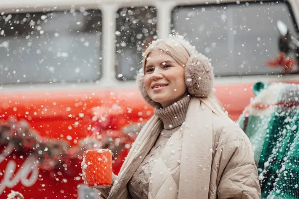 笑顔のアクティブな妊婦の休息は 子供の誕生を待っている寒い霜の雪の天気を楽しんでリラックスします クリスマスと新年の冬の休暇シーズンXmas赤い古いバス近くの森で外 — ストック写真