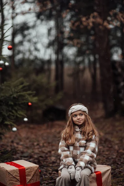 Niña Activa Descansar Bosque Disfrutando Infancia Decorando Bolas Árbol Navidad — Foto de Stock