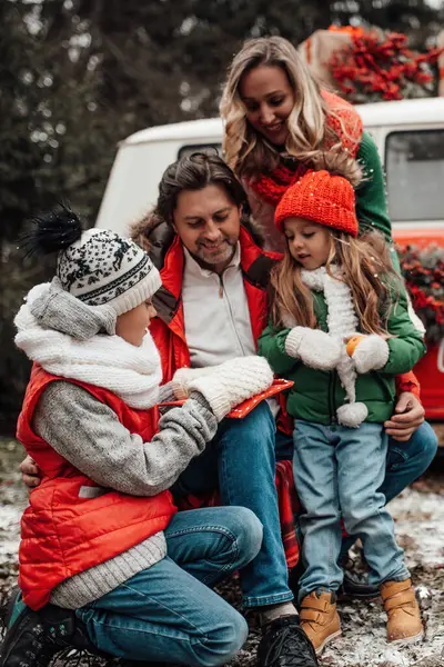 크리스마스와 부모와 활동적인 즐거운 시간을 Xmas — 스톡 사진