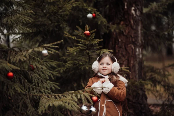 Активная Маленькая Девочка Отдыхает Лесу Наслаждаясь Детством Украшая Шары Елку — стоковое фото