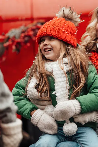 Θηλυκό Παιδί Γιορτάζει Χριστούγεννα Και Πρωτοχρονιά Χειμερινές Διακοπές Σεζόν Εξωτερική — Φωτογραφία Αρχείου