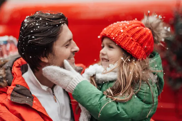 Mutlu aile Noel 'i ve yeni yılı dışarıda kutluyor. Babası ve küçük kızı birlikte mutlu vakit geçiriyorlar. Noel otobüsünün yanında eğleniyorlar. İlk kar yağdığında seviniyorlar.