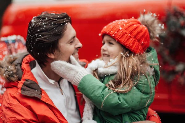 Ευτυχισμένη Οικογένεια Γιορτάζει Χριστούγεννα Και Πρωτοχρονιά Χειμερινές Διακοπές Σεζόν Εξωτερική — Φωτογραφία Αρχείου