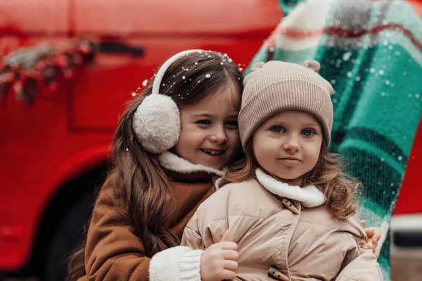 Små Flickor Firar Jul Och Nyår Vintersemester Utomhus Aktiva Små — Stockfoto