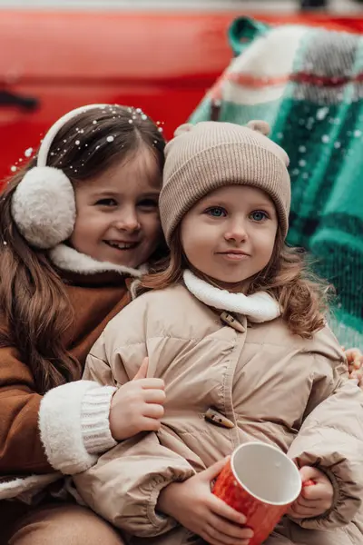 Μικρά Κορίτσια Γιορτάζουν Χριστούγεννα Και Νέο Έτος Χειμερινές Διακοπές Σεζόν — Φωτογραφία Αρχείου
