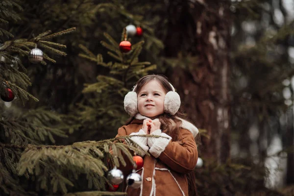 Petite Fille Active Reposer Dans Forêt Appréciant Les Boules Décoration — Photo