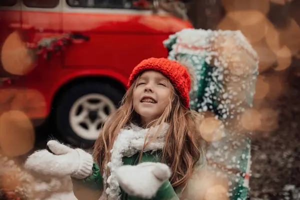 Anak Perempuan Merayakan Natal Dan Tahun Baru Liburan Musim Dingin — Stok Foto