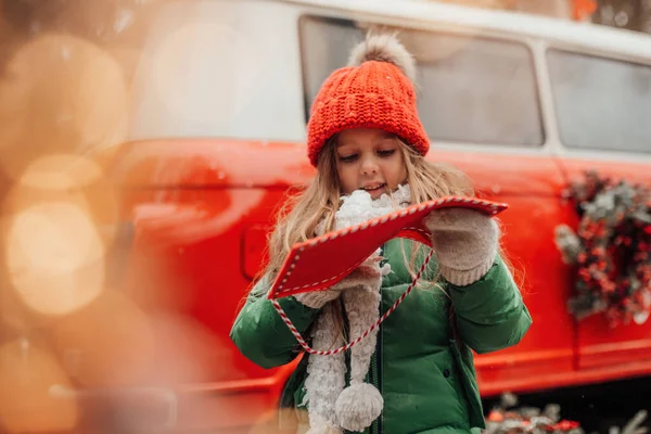 Kvinnliga Barn Firar Jul Och Nyår Vinter Semester Säsong Utomhus — Stockfoto
