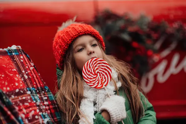 クリスマスと新年の冬休みシーズンの屋外を祝う女性の子供 赤い編まれた帽子のアクティブな少女は 手でXmasキャンディーケンで開いた空気に時間を費やしました — ストック写真
