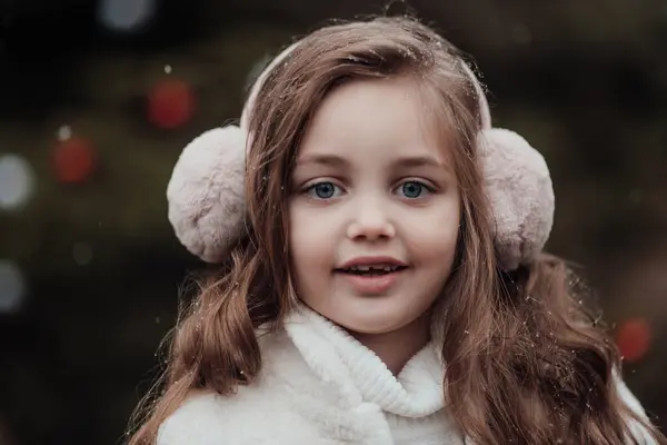 Niña Celebrando Navidad Año Nuevo Vacaciones Invierno Temporada Aire Libre — Foto de Stock