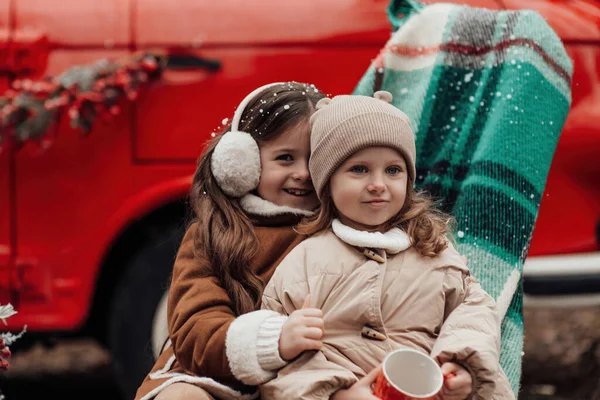 Små Flickor Firar Jul Och Nyår Vintersemester Utomhus Aktiva Små — Stockfoto