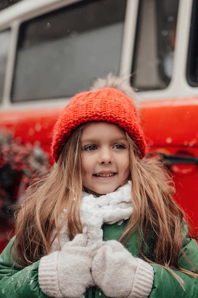 Θηλυκό Παιδί Γιορτάζει Χριστούγεννα Και Πρωτοχρονιά Χειμερινές Διακοπές Σεζόν Εξωτερική — Φωτογραφία Αρχείου