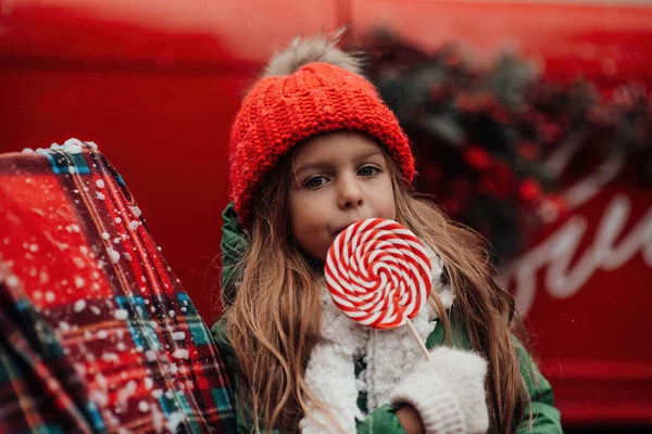 クリスマスと新年の冬休みシーズンの屋外を祝う女性の子供 赤い編まれた帽子のアクティブな少女は 手でXmasキャンディーケンで開いた空気に時間を費やしました — ストック写真