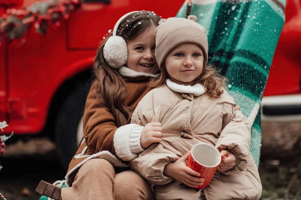 Noel Yeni Yılı Kutlayan Küçük Kızlar Kış Tatillerini Dışarıda Geçiriyorlar — Stok fotoğraf