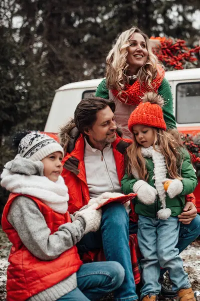 Feliz Familia Celebrando Navidad Año Nuevo Vacaciones Invierno Temporada Aire — Foto de Stock