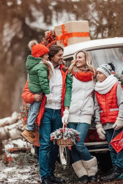 Happy Family Celebrating Christmas New Year Winter Holidays Outdoor Активные — стоковое фото