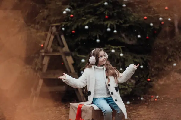 在户外庆祝圣诞节和新年假期的女童 活泼的小女孩在针叶林里快乐地度过童年时光 — 图库照片