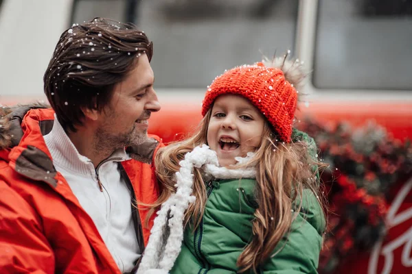 Glückliche Familie Die Weihnachten Und Neujahr Freien Feiert Vater Mit — Stockfoto