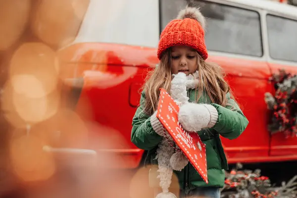Женский Ребенок Празднует Рождество Новый Год Зимние Праздники Открытом Воздухе — стоковое фото