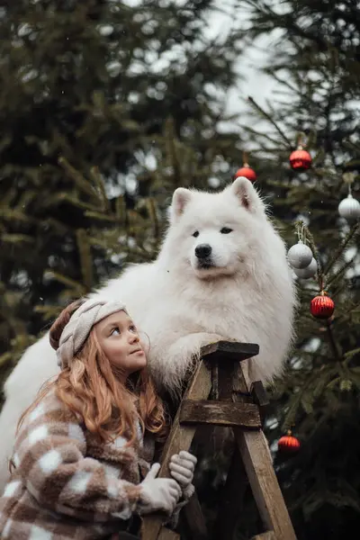 Kobieta Dziecko Świętuje Boże Narodzenie Nowy Rok Sezon Zimowy Świeżym — Zdjęcie stockowe