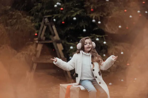 Женский Ребенок Празднует Рождество Новый Год Зимние Праздники Открытом Воздухе — стоковое фото