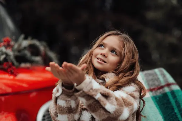 Anak Perempuan Merayakan Natal Dan Tahun Baru Liburan Musim Dingin — Stok Foto