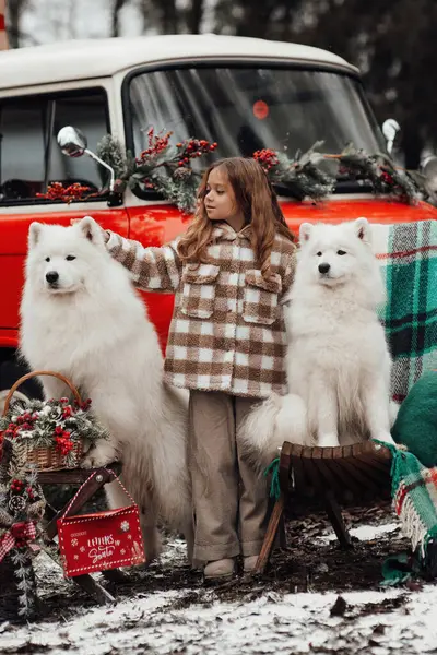 Noel Yeni Yılı Kutlayan Bayan Çocuk Kış Tatilini Dışarıda Kutluyor — Stok fotoğraf