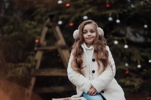 アクティブな少女は 子供の頃にボールを飾るXmasツリーを楽しんで森で休んでいます クリスマスと新年の冬の休暇シーズンの屋外を祝う女性の子供 — ストック写真