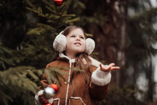 Aktive Kleine Mädchen Ruhen Sich Wald Aus Und Genießen Das — Stockfoto