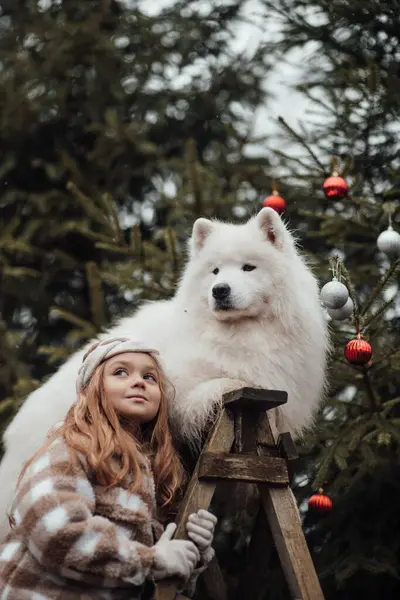Vrouwelijke Kind Vieren Kerstmis Nieuwjaar Wintervakantie Seizoen Buiten Klein Meisje — Stockfoto