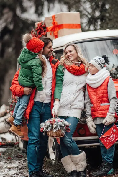 Mutlu Aile Noel Yeni Yılı Dışarıda Kutluyor Aktif Çocuklar Aileleriyle — Stok fotoğraf