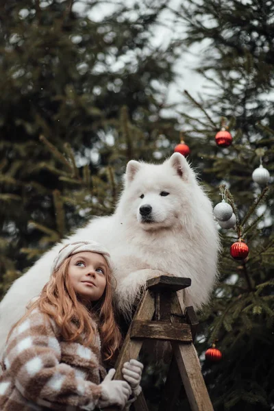 Kobieta Dziecko Świętuje Boże Narodzenie Nowy Rok Sezon Zimowy Świeżym — Zdjęcie stockowe