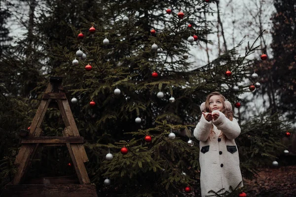 Noel Yeni Yılı Kutlayan Bayan Çocuk Kış Tatilini Dışarıda Kutluyor — Stok fotoğraf