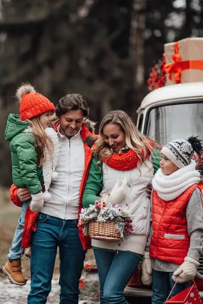 Glückliche Familie Die Weihnachten Und Neujahr Freien Feiert Aktive Kinder — Stockfoto