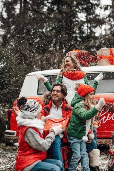 Šťastná Rodina Slaví Vánoce Nový Rok Zimní Prázdniny Venkovní Aktivní — Stock fotografie