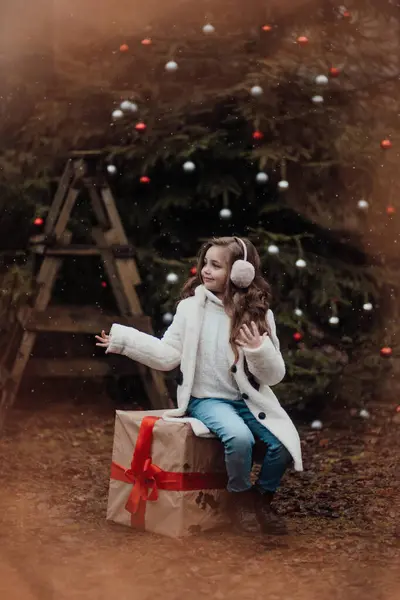 Vrouwelijke Kind Vieren Kerstmis Nieuwjaar Wintervakantie Seizoen Buiten Actief Klein — Stockfoto