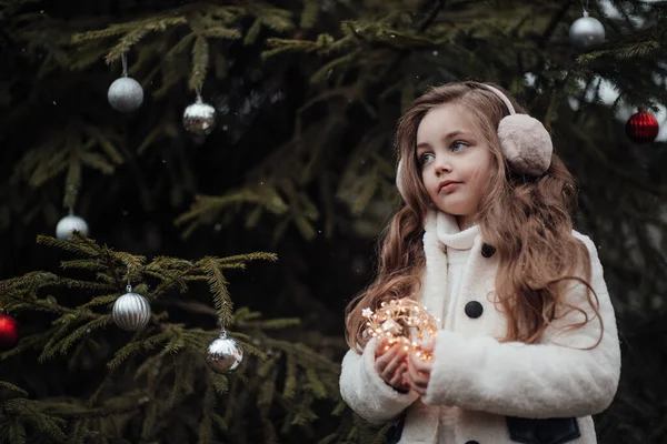 Aktivní Holčička Odpočívat Lese Těší Dětství Zdobení Míče Vánoční Strom — Stock fotografie