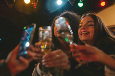 Mutlu kızlar Noel 'i ve yeni yıl tatilini dışarıda kutluyor. Genç ve çeşitli kadın arkadaşlar birlikte vakit geçirip eski Xmas karavanının yanında köpüklü şarap içerek eğleniyorlar.