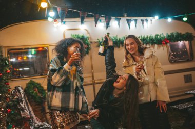 Mutlu kızlar Noel 'i ve yeni yıl tatilini dışarıda kutluyor. Genç ve çeşitli kadın arkadaşlar birlikte vakit geçirip eski Xmas karavanının yanında köpüklü şarap içerek eğleniyorlar.