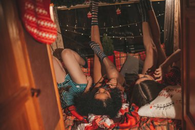 Noel 'i ve yeni yılı kutlayan mutlu kızlar kış tatili sezonunu karavanda geçirirler. Aktif, genç, çeşitli kadınlar birlikte vakit geçiriyorlar. Sarılırken eğleniyorlar. Eski Xmas karavanında şarap içerken eğleniyorlar.