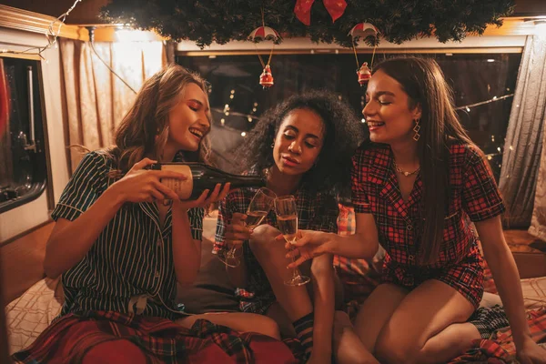 Meninas Felizes Comemorando Natal Ano Novo Temporada Férias Inverno Campista — Fotografia de Stock