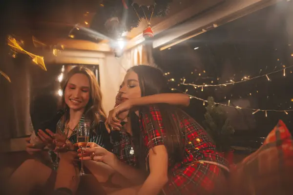 Meninas Felizes Comemorando Natal Ano Novo Temporada Férias Inverno Campista — Fotografia de Stock
