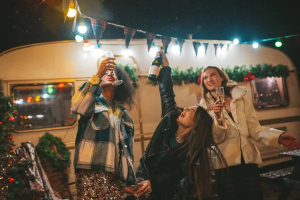 Happy Girls Merayakan Natal Dan Tahun Baru Liburan Musim Dingin — Stok Foto